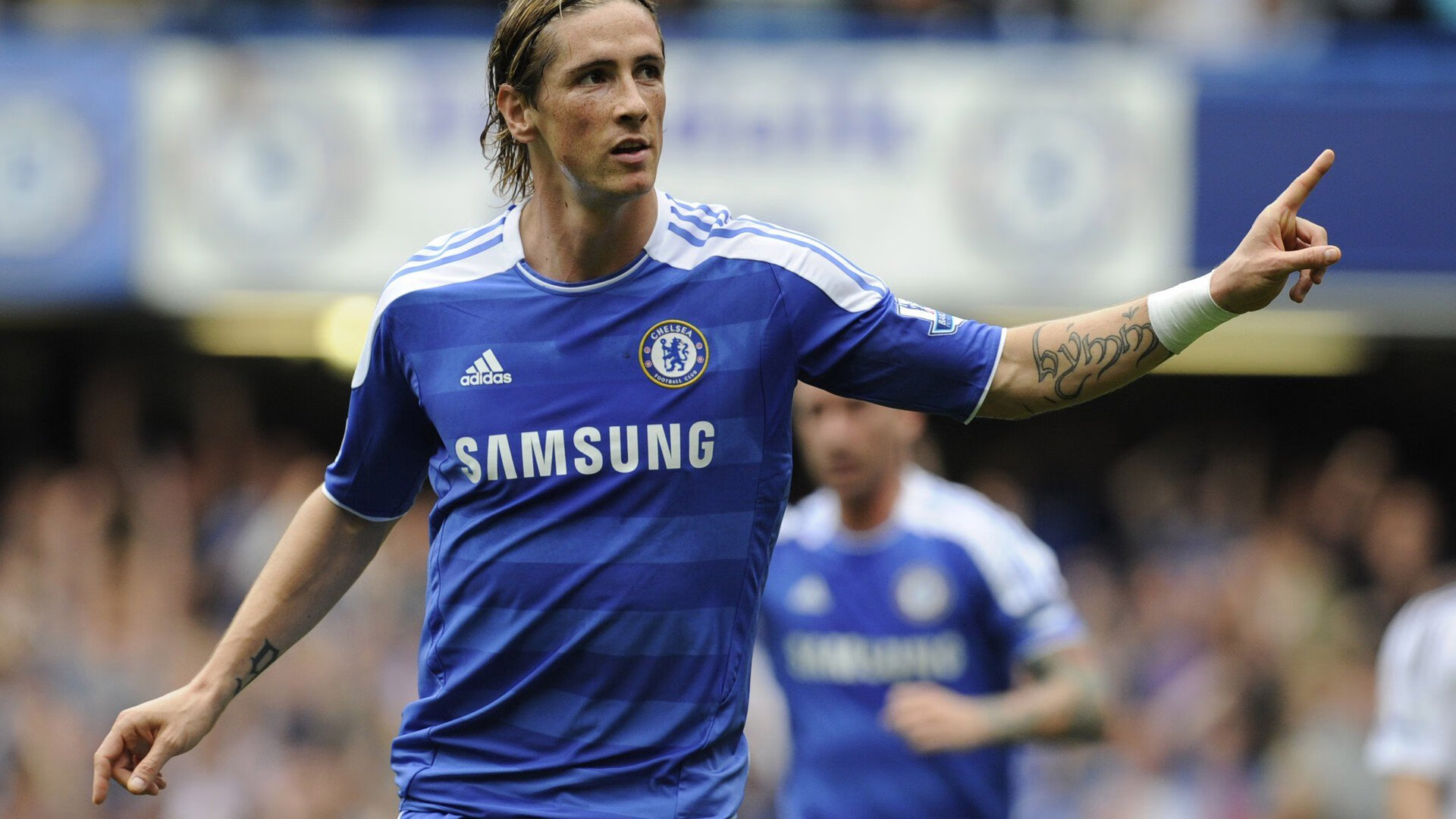 足球赛场焦点！美国队对阵克罗地亚队，冠军之争悬念重重，胜负难料