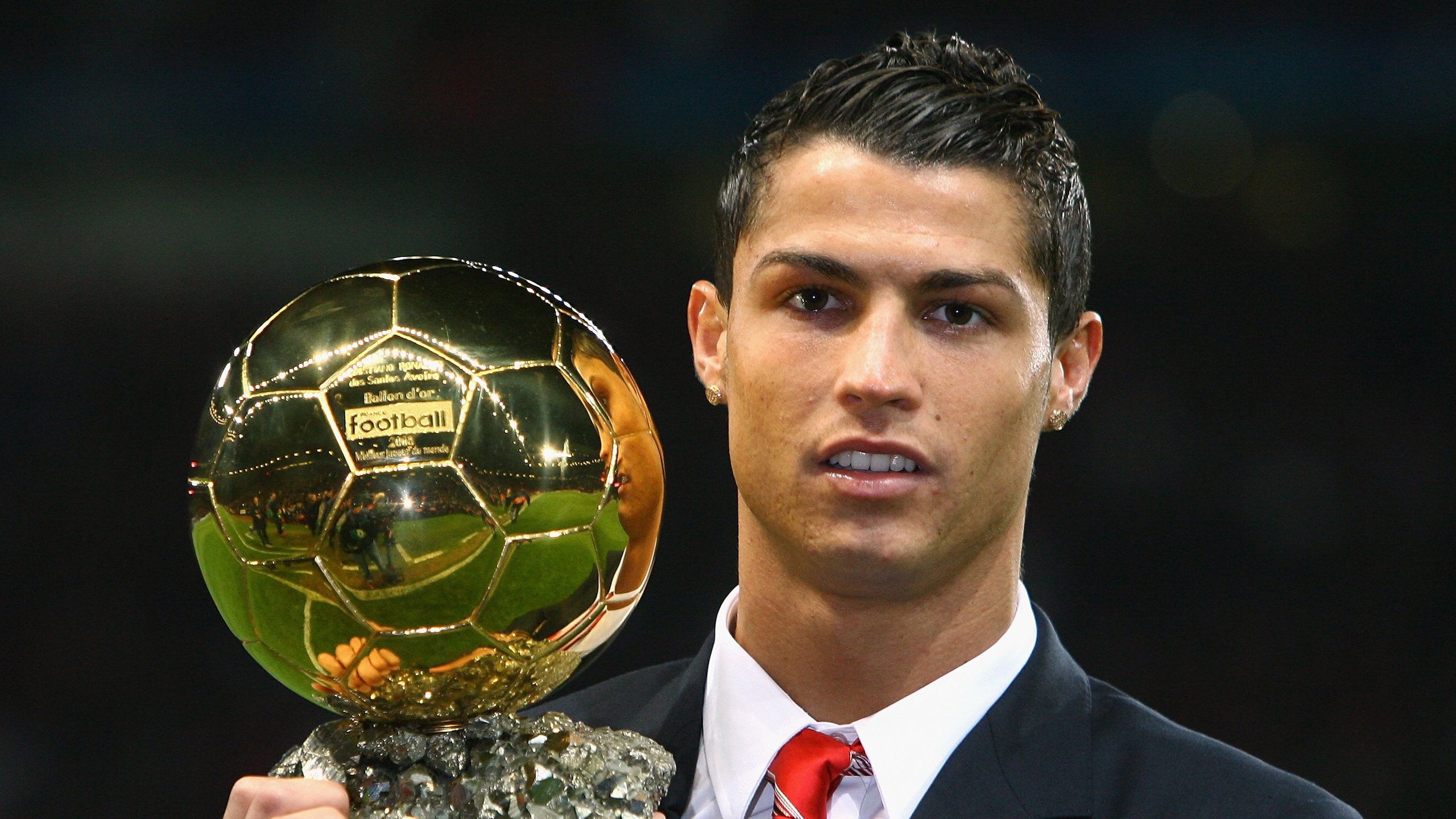 足球赛场焦点！克罗地亚队对阵英格兰队，意外判罚引发热议，比赛氛围紧张