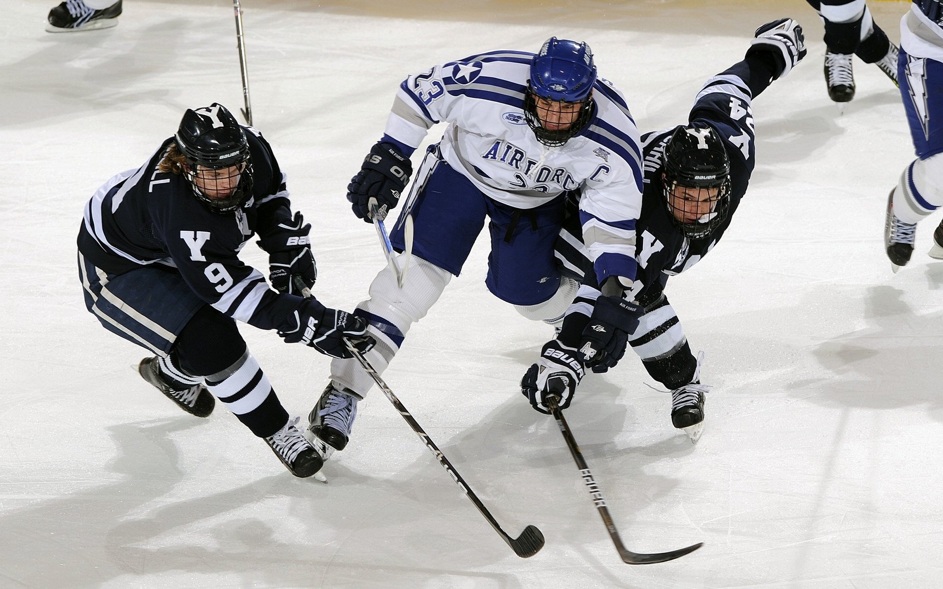 英超最新形势：阿森纳高居榜首，热刺强势追赶，冠军归属成迷